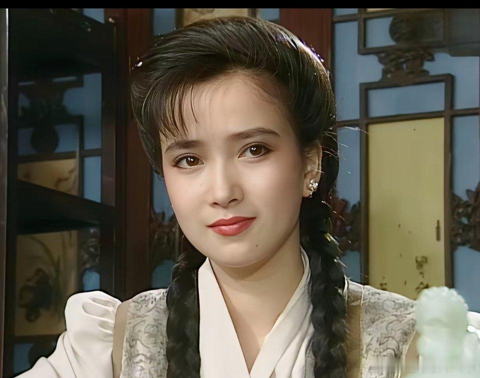 1992年，何晴出演《青青河边草》的华琳时28岁。琼瑶挑女演员的眼光没得说，一挑