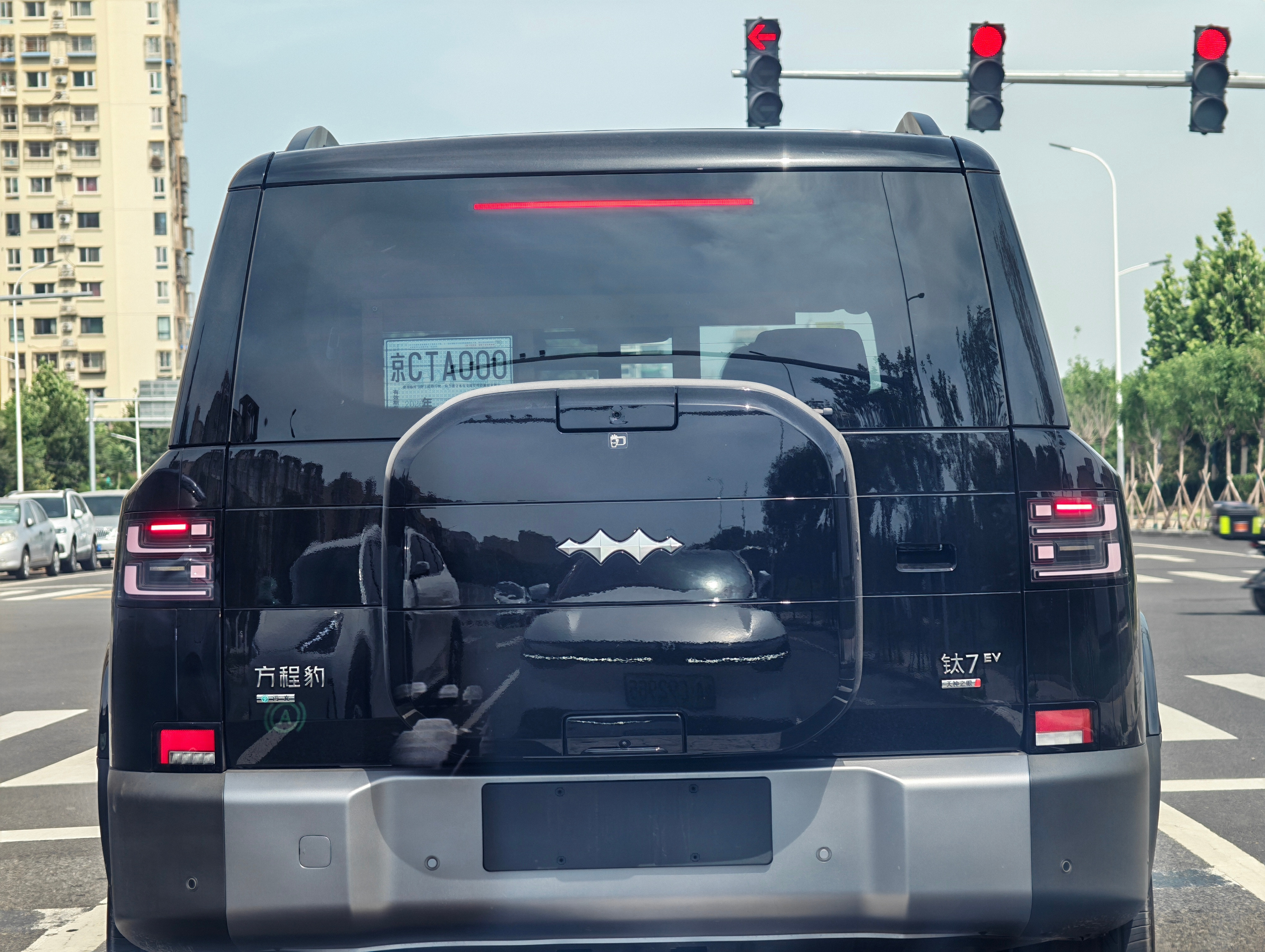 偶遇方程豹钛7EV闪充版大新车，看着元素拉满了