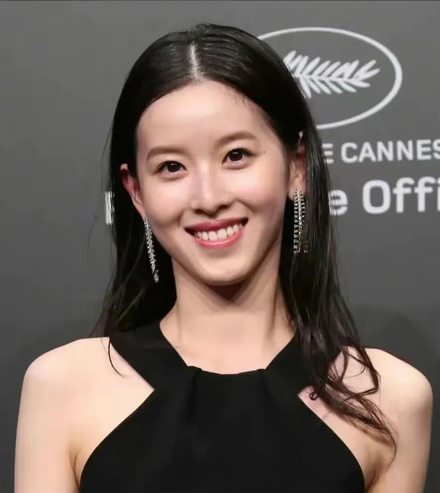 章泽天确实很美！甜美的笑容，不凡的气质，妥妥的女神一枚！乌黑靓丽的头发，皮肤白