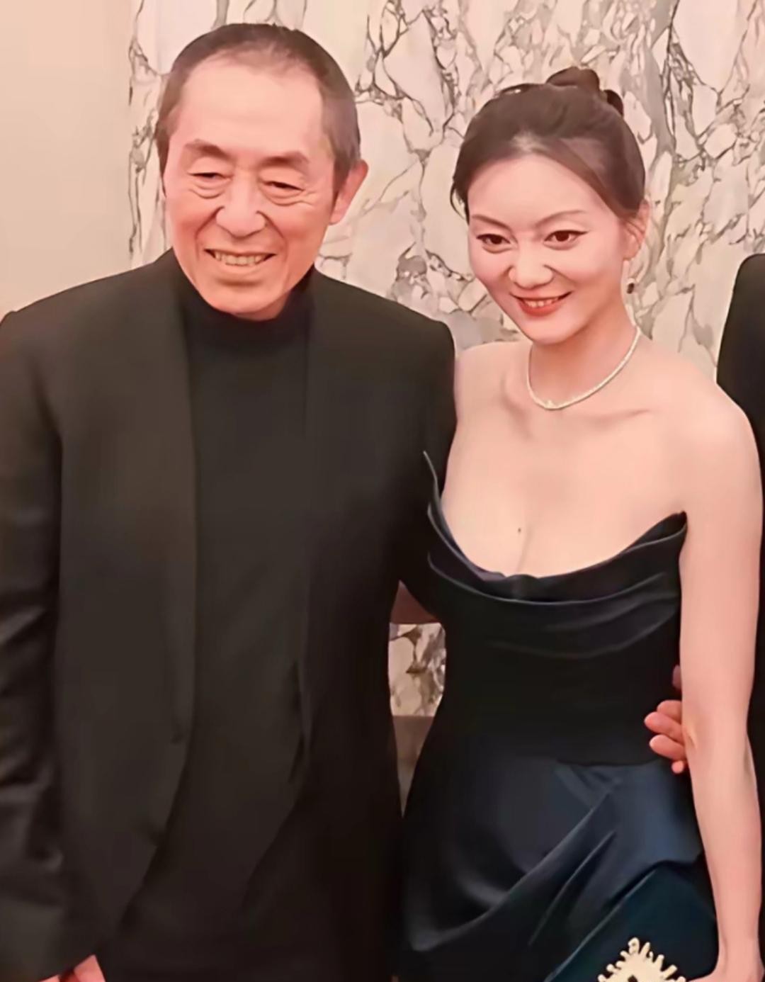 张艺谋妻子陈婷近照曝光，39岁的她身穿素雅旗袍尽显东方韵味。这位低调的贤内助用温