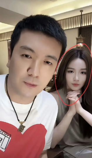 杨子的新女友，肤白貌美大长腿，还是个大学生，乖巧听话又可爱，比黄圣依当年的巅