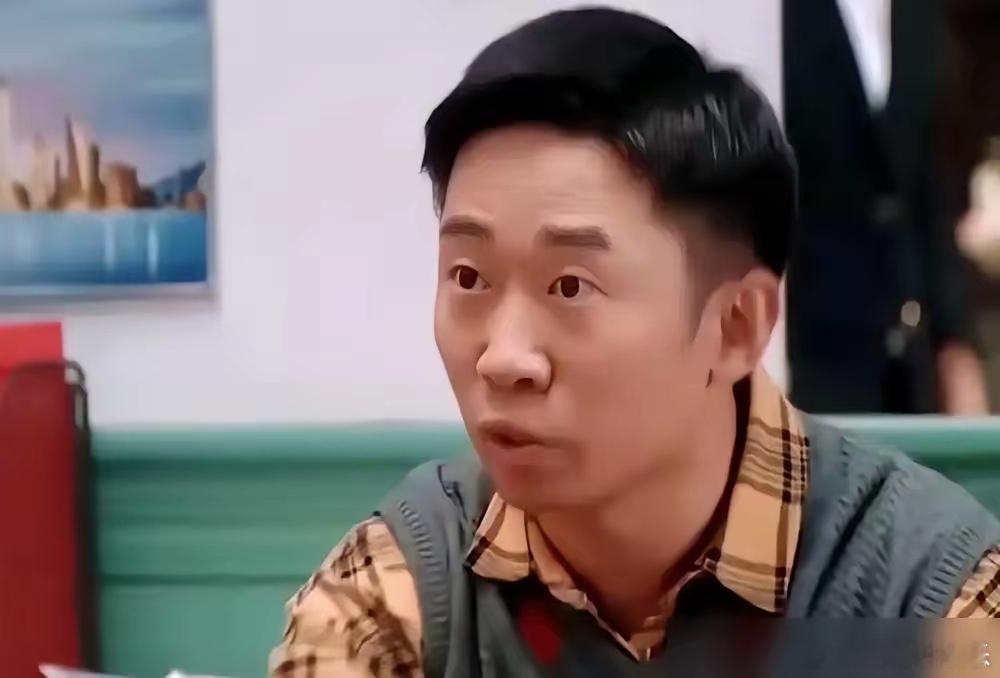 都搞错了。周星驰当年一脚踢开杨迪，根本不是因为他请了一天假。那是一盘33亿的棋