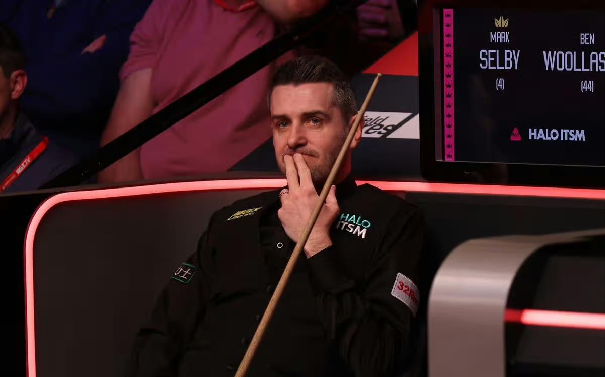 罕见！克鲁斯堡炸裂名场面——塞尔比怒砸球台。在与吴宜泽的磨战中，四冠王塞尔比