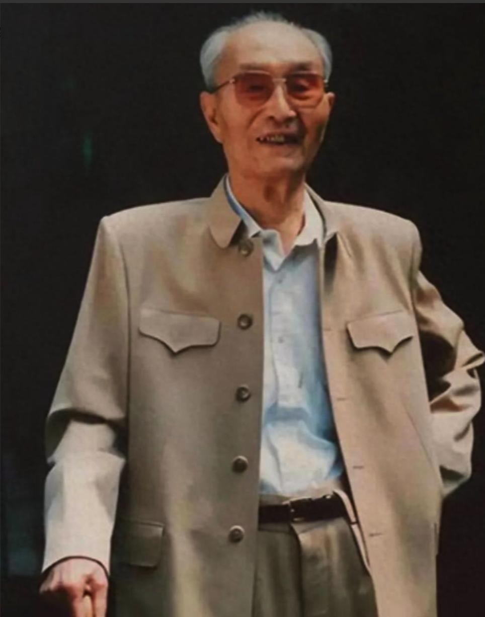 1975年，粟裕重病住院，得知张爱萍落难，便拿出纸笔，写下六个字：“快找‘老鬼’