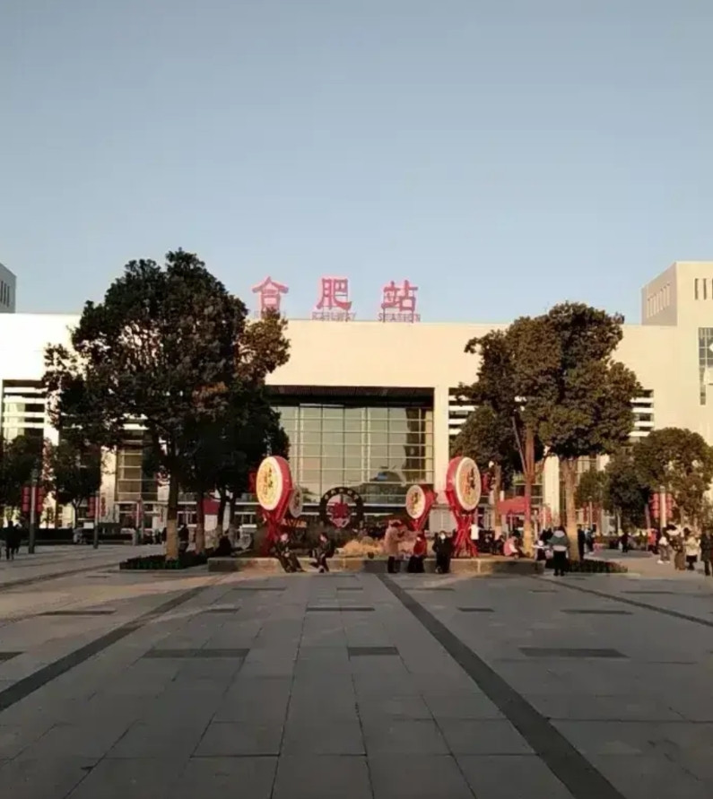 我表弟在合肥开网约车，车是租的，一天一百块钱，一个月三千，他每天跑13个小时，能