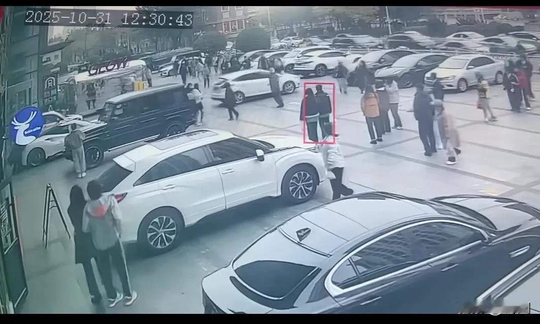 有些人真不适合开车,短短60秒,女子驾车前后两头撞击致多人受伤。事发10月31日