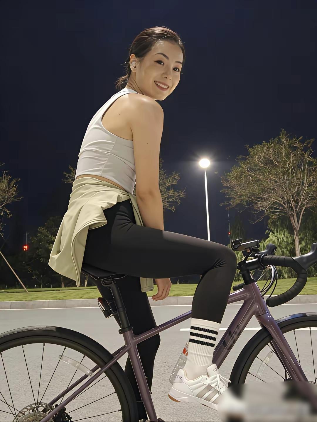 月色如练，轻骑徐行。