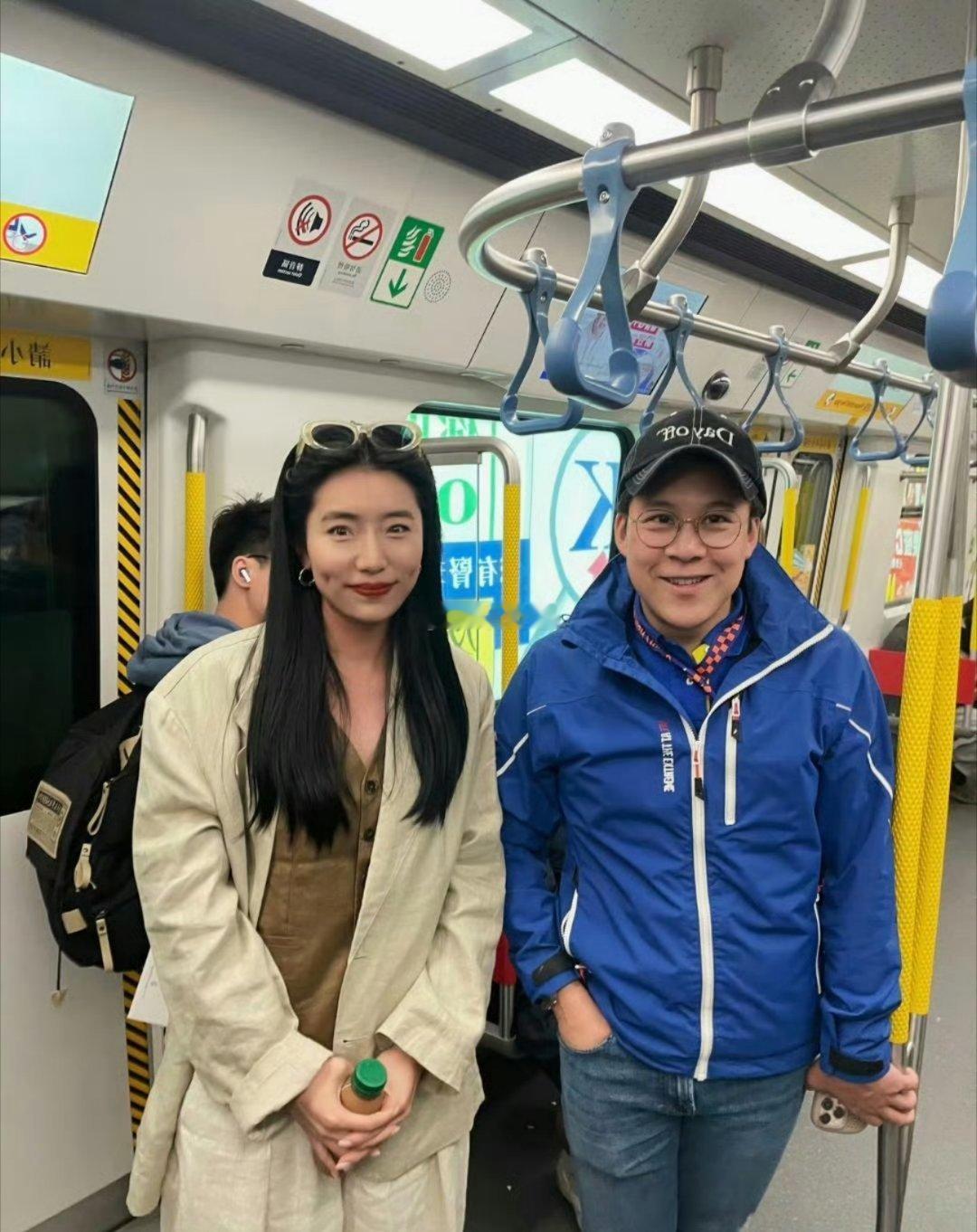 霍启刚在香港坐地铁出行，他真的好低调，家里有那么多豪车都不开！😂