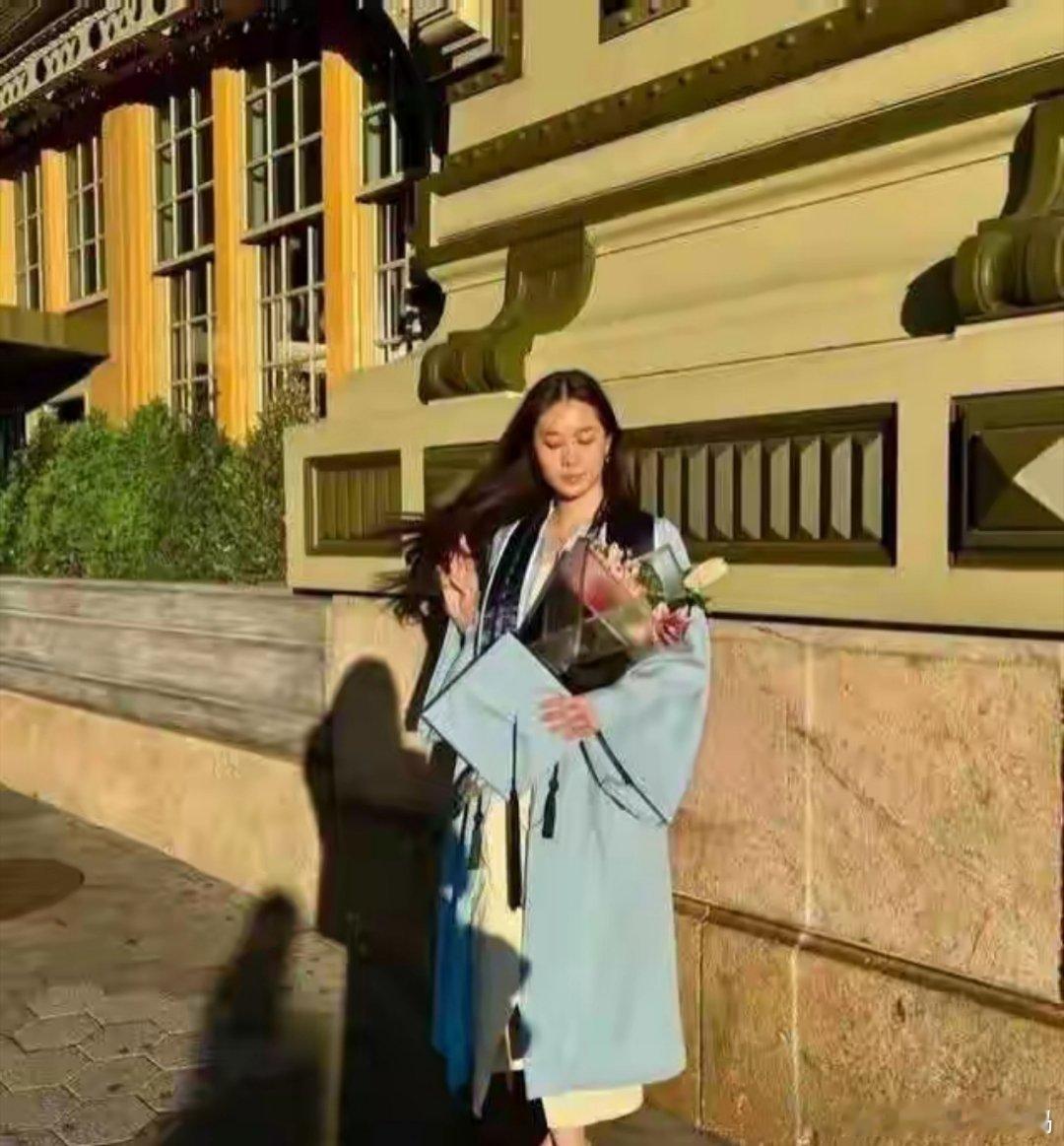 李连杰利智女儿哥伦比亚大学毕业照惊艳全网，网友：和妈妈一样美​​​