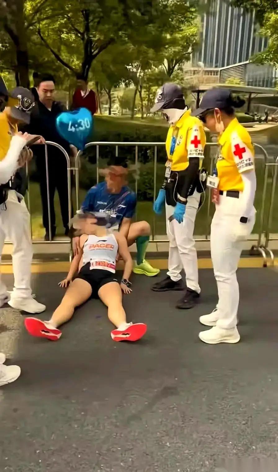 深圳马拉松，那个430的兔子，崩了。当兔子最怕的是什么？不是掉速，不是抽筋。是回