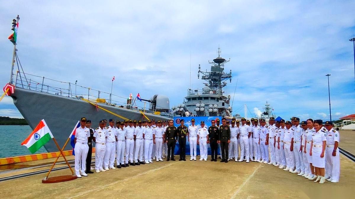 印度海军的“库利什”号轻型护卫舰停靠在柬埔寨云壤海军基地，离长驻那里的中国海军0