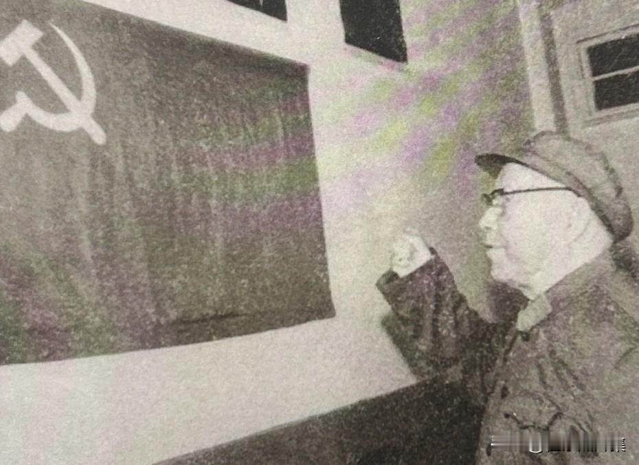 1982年12月24日，北京军区政治部干休处为董其武举行入党宣誓仪式的老照片。此