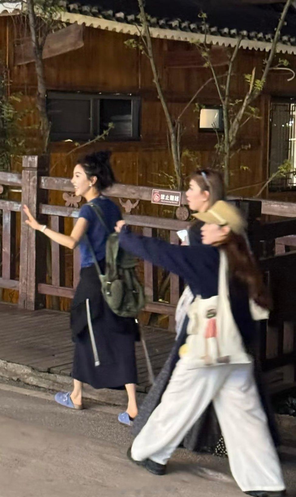 千户苗寨偶遇章若楠章若楠近日在贵州西江千户苗寨被多位游客偶遇，路人镜头下的生图状