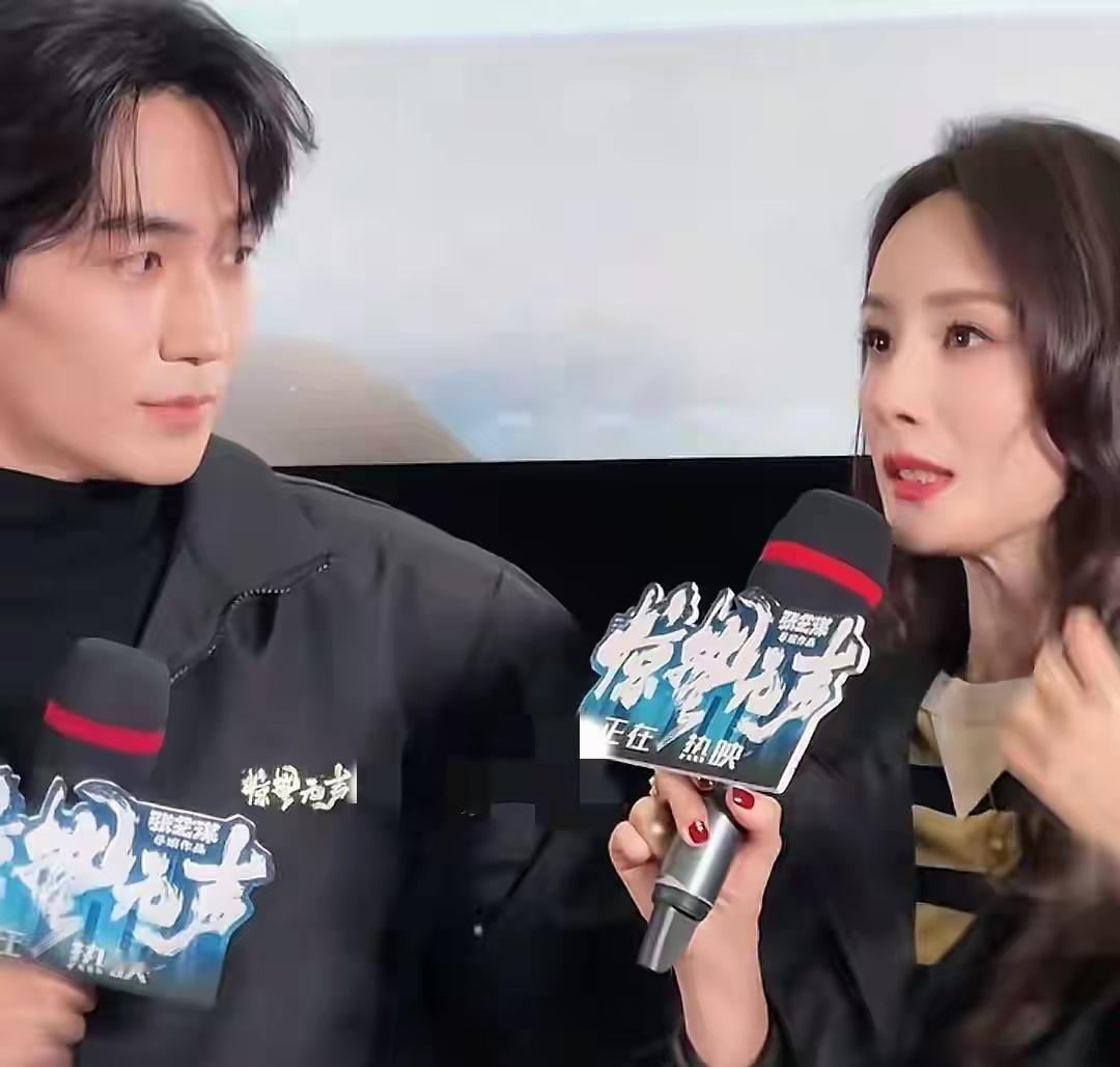 37岁朱一龙与39岁杨幂罕见同台，一个不停撩头发，一个盯着猛看