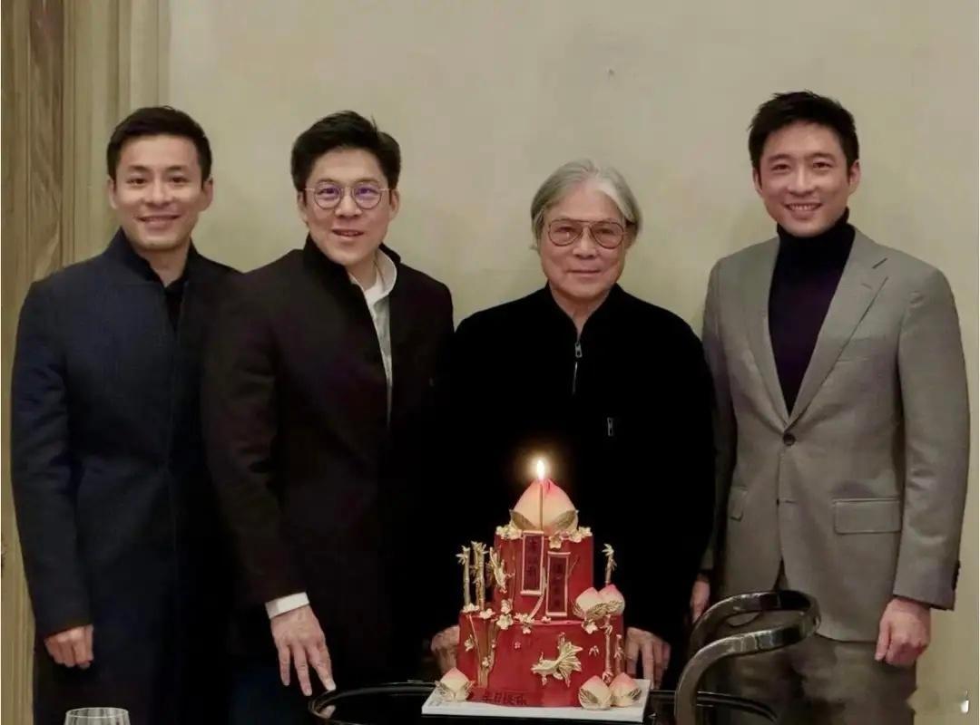 霍启山晒照为父亲过80大寿，全家赴米兰庆生，霍震霆穿红裤好喜庆！