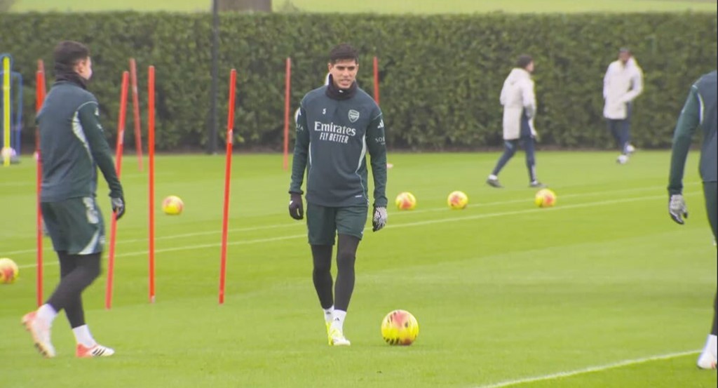 今天公开训练课各路记者发现因卡皮耶+卡拉菲奥里回归训练！！！目前一线队伤员只剩道