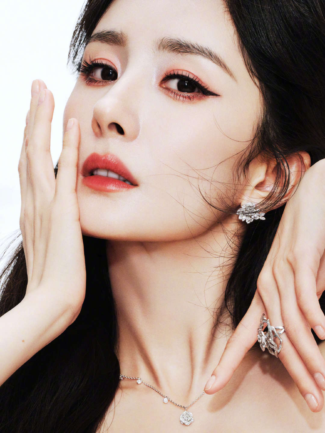 杨幂红丝绒抹胸裙杨幂高定红玫瑰杨幂直播活动提前出图~一袭高定红丝绒抹胸裙，点缀b