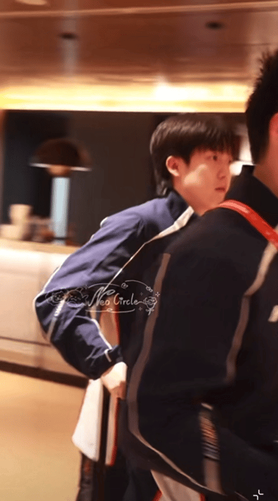 2.19日，王楚钦到达新加坡开始训练，头哥换了新发型真的是卷王，刚到酒店，就