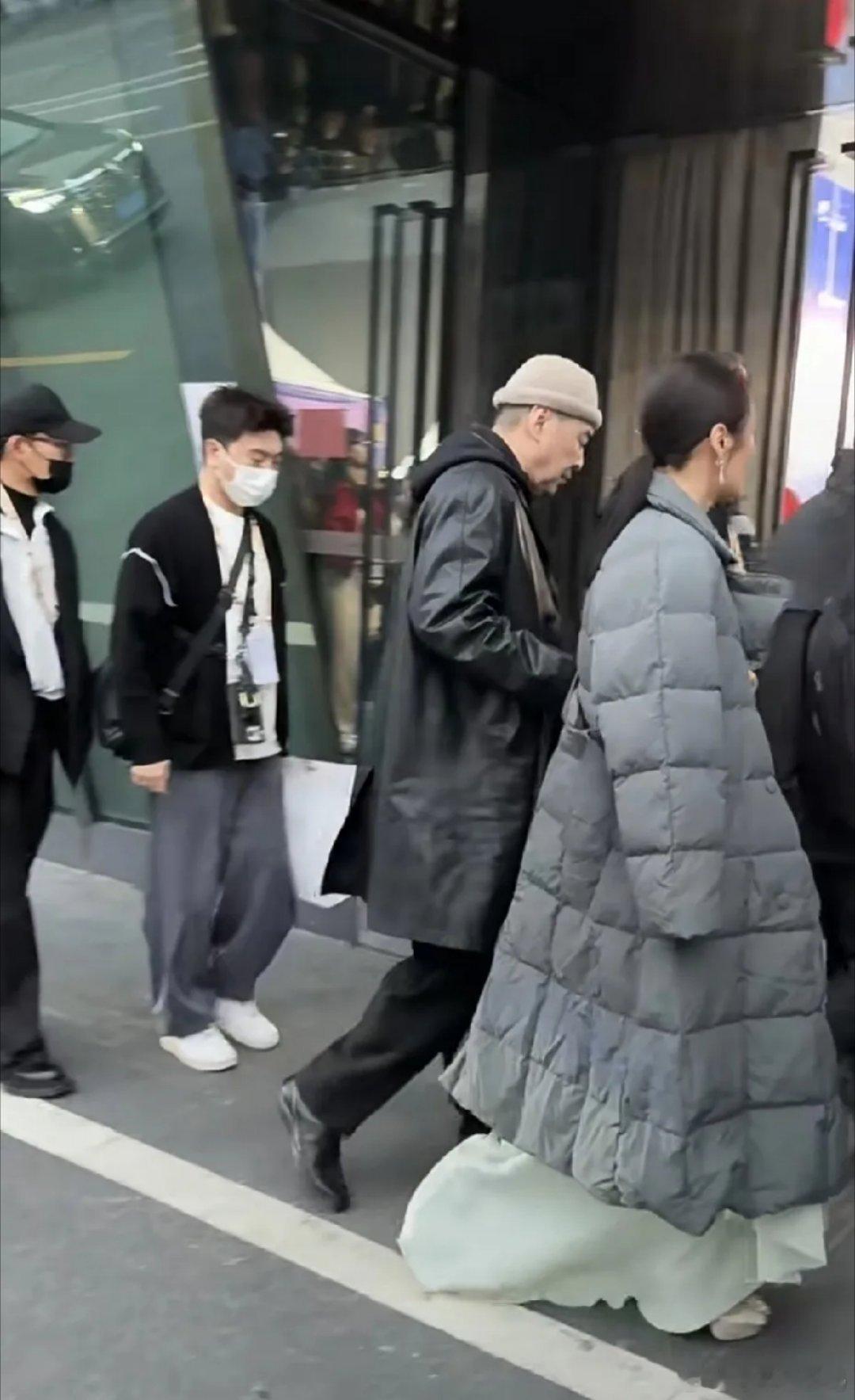 网友在成都碰到蒋勤勤和她老公陈建斌啦，俩人一块儿来参加活动。你别说，蒋勤勤是真显