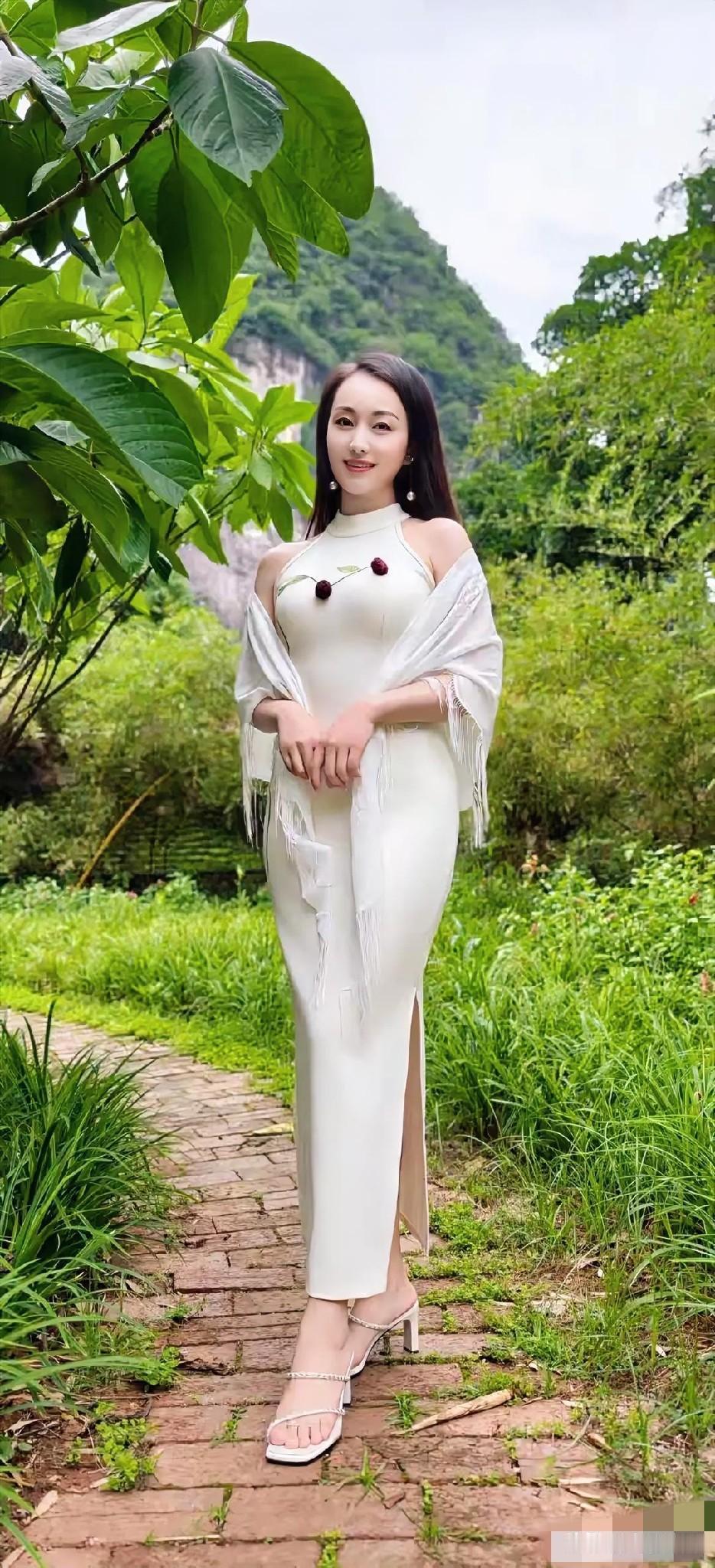 夏日清新穿搭，白色长裙搭配绿意盎然的背景，优雅动人！🌿👗💃