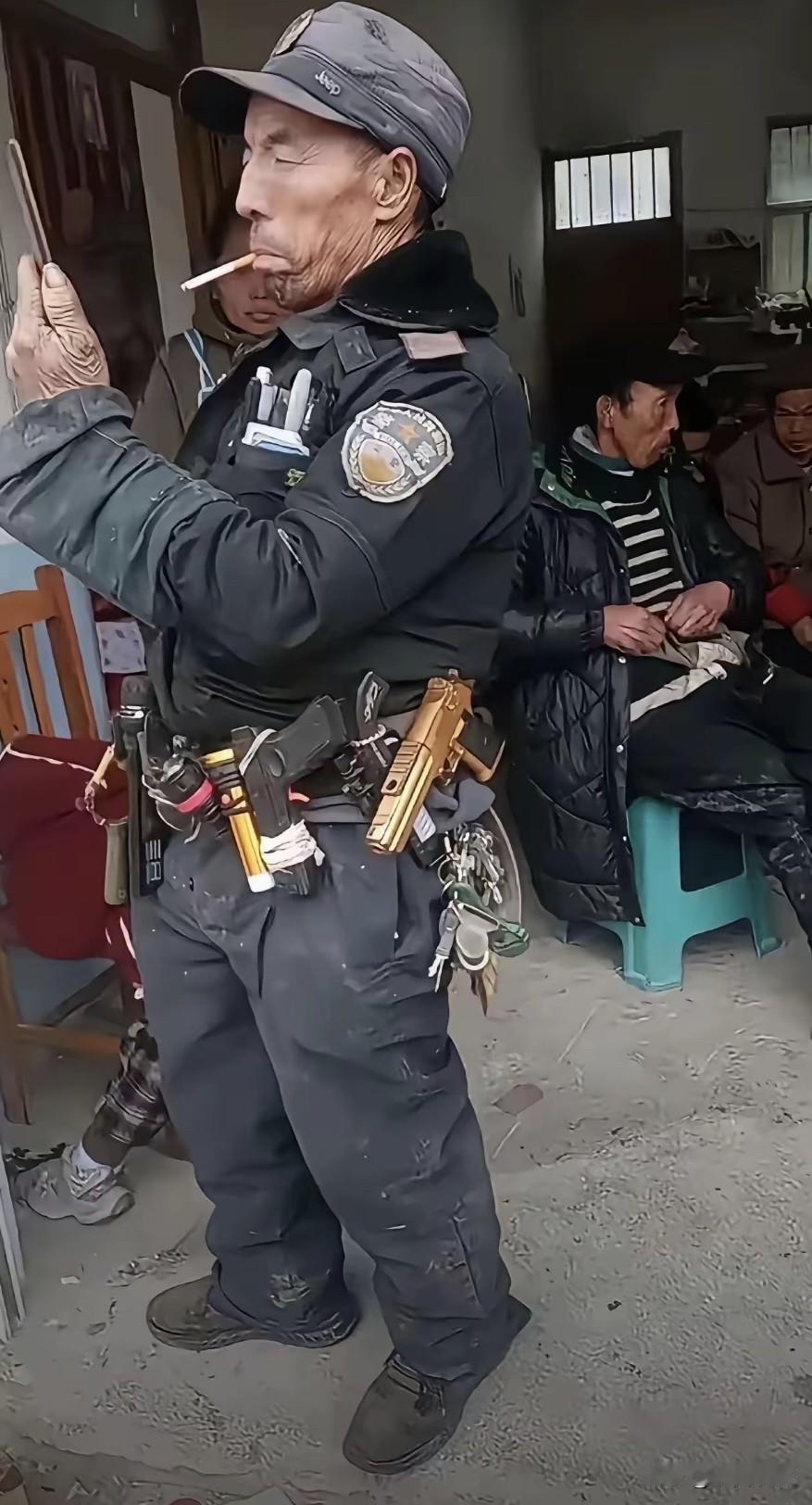 大爷，佩服你有一颗老顽童的心，但这警服可不能随便穿哦，哪怕你是从垃圾堆里捡到的也