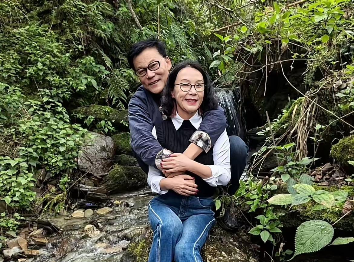 李国庆真的赚了！完全没想到，一把年纪的李国庆，最后还是娶到了自己的白月光张丹红