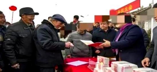 绿卡换不来家乡红利！浙江温州，一女子拿到美国绿卡后，又想回国分红，不料村委会早已