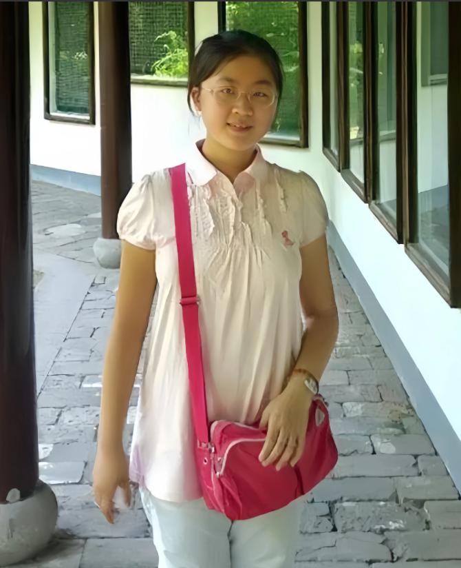 她是全国唯一两届省级文科状元。第一次高考后她以668分的成绩被北大与港大轮流上门