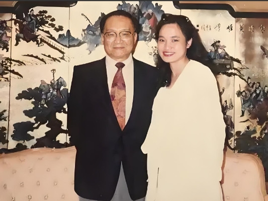 1976年，52岁的金庸出轨23岁的林乐怡后，便提出离婚，妻子平静地说：“离婚可