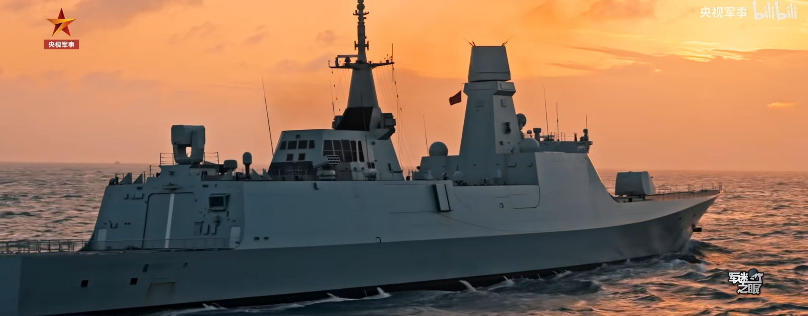 🔻054B护卫舰“钦州舰”指挥员说，在对抗演练护卫两栖攻击舰模拟进行登陆作战时