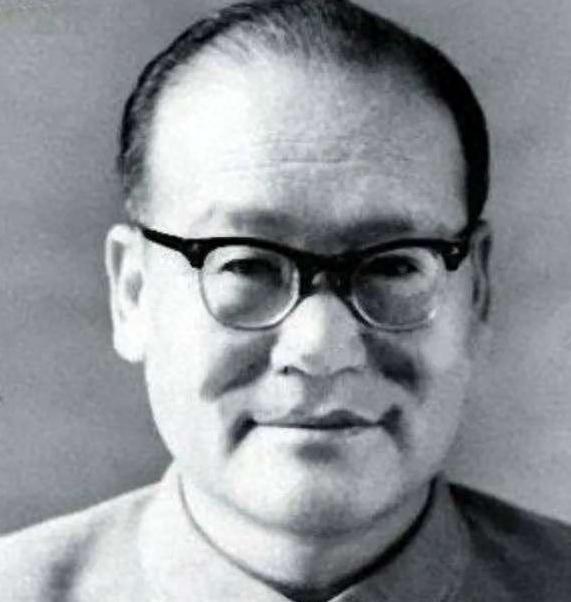 1980年，辞职批准后，纪登奎搬了一次家。没有想到，搬到新家后，纪登奎在看电视时