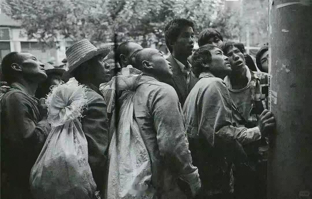 90年代初，陕西。进城搞副业（打工）的人。这样看的话，我们富起来没几年啊？