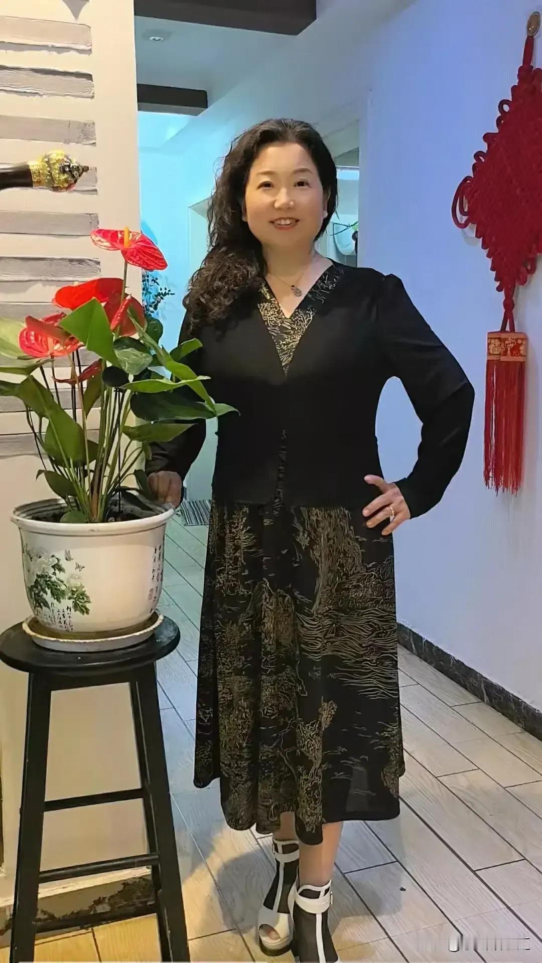 杜新枝这人，算是活得滋润了，儿子英年早逝，女儿zhi障，可一点儿也不影响她越来越