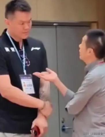 陈总：老朱跟你讲个事哈！老朱：陈总你说陈总：你看最近几年这个成绩…！老朱：
