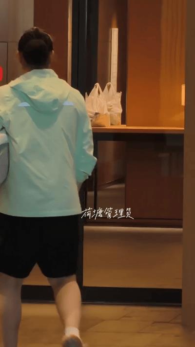 王曼昱3-1迪亚兹首胜！回酒店心情不错~小鱼和徐奕一起外出吃饭回酒店，还带了吃