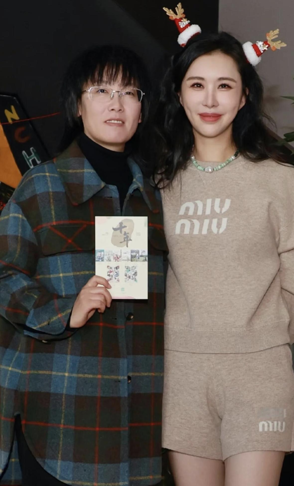 80万的翡翠贴颈动脉上。不是装饰。是防弹衣。凌晨四点。手机在客厅充电。