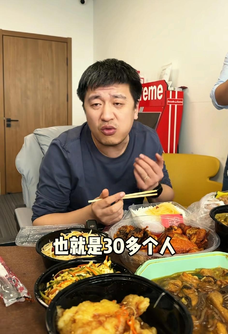 张雪峰老师吃的最后一顿午饭。全是东北菜，他家乡在黑龙江齐齐哈尔富裕县。他面前有一