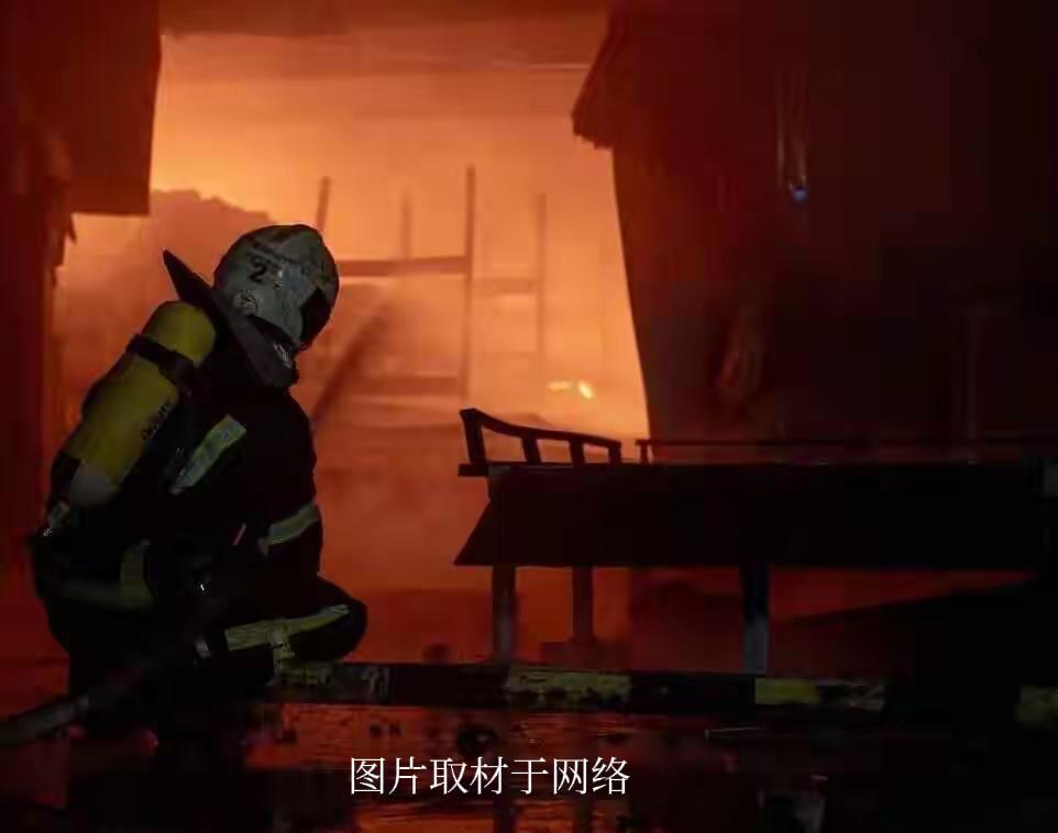 导弹撕裂基辅夜空！12小时轰炸下，超10万平民在黑暗中挨冻