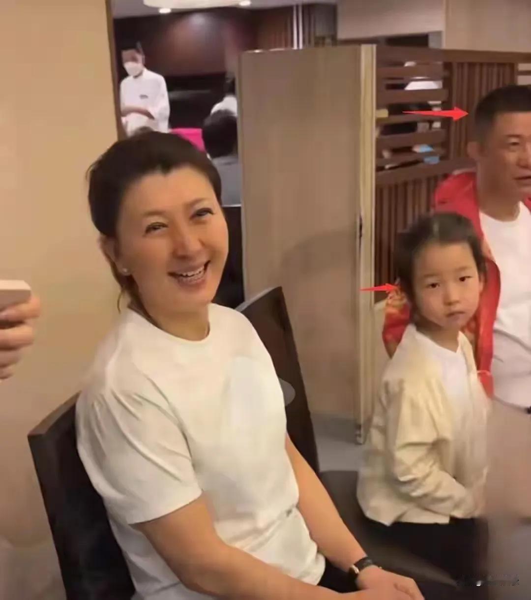 53岁的闫学晶搬到三亚开启新生活，却面临房子老旧狭小的状况，儿子儿媳无奈租房。如