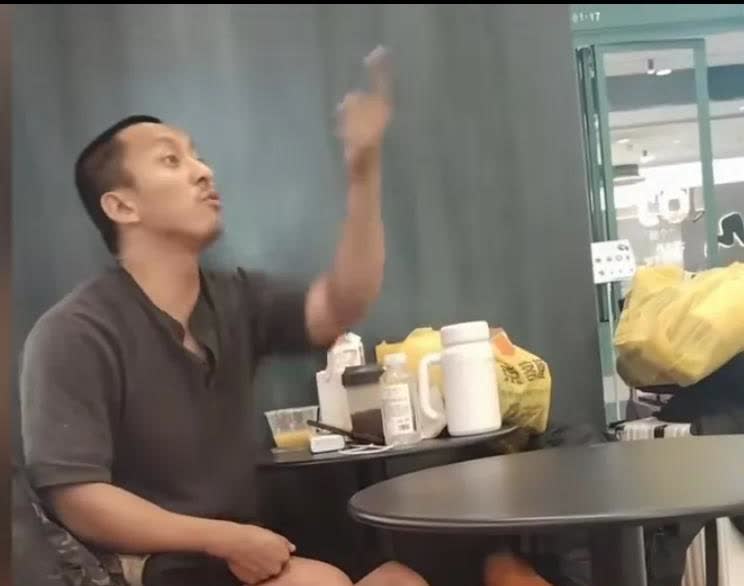 今天刷到一个视频，一男子怼的警察和店员哑口无言。在一家商场里，商场里有一