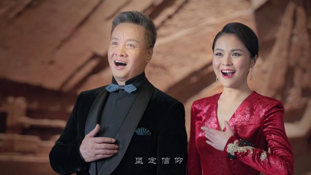 龚爽追悼会正式举行，恩师阎维文到场，戴黑色口罩，一脸的悲伤侧眼看花圈，心中的不