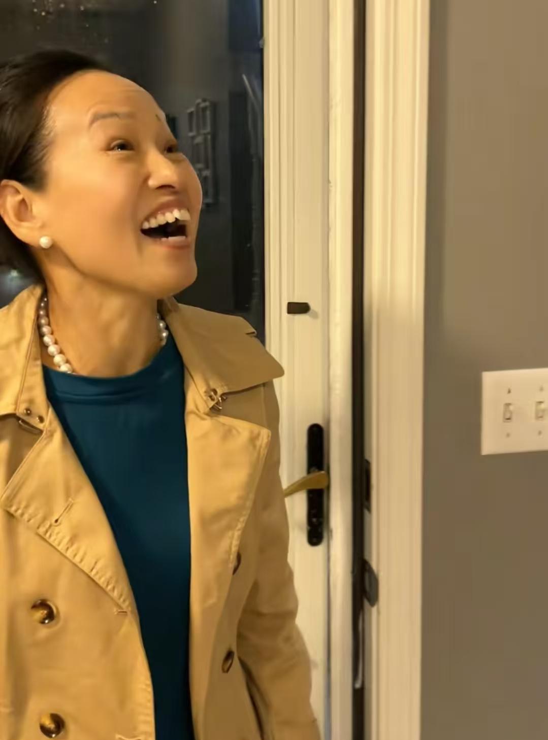 刚刚查了一下A妈不查不知道，一查真佩服，从美国地下室逆袭买新房，带三孩还能搞事