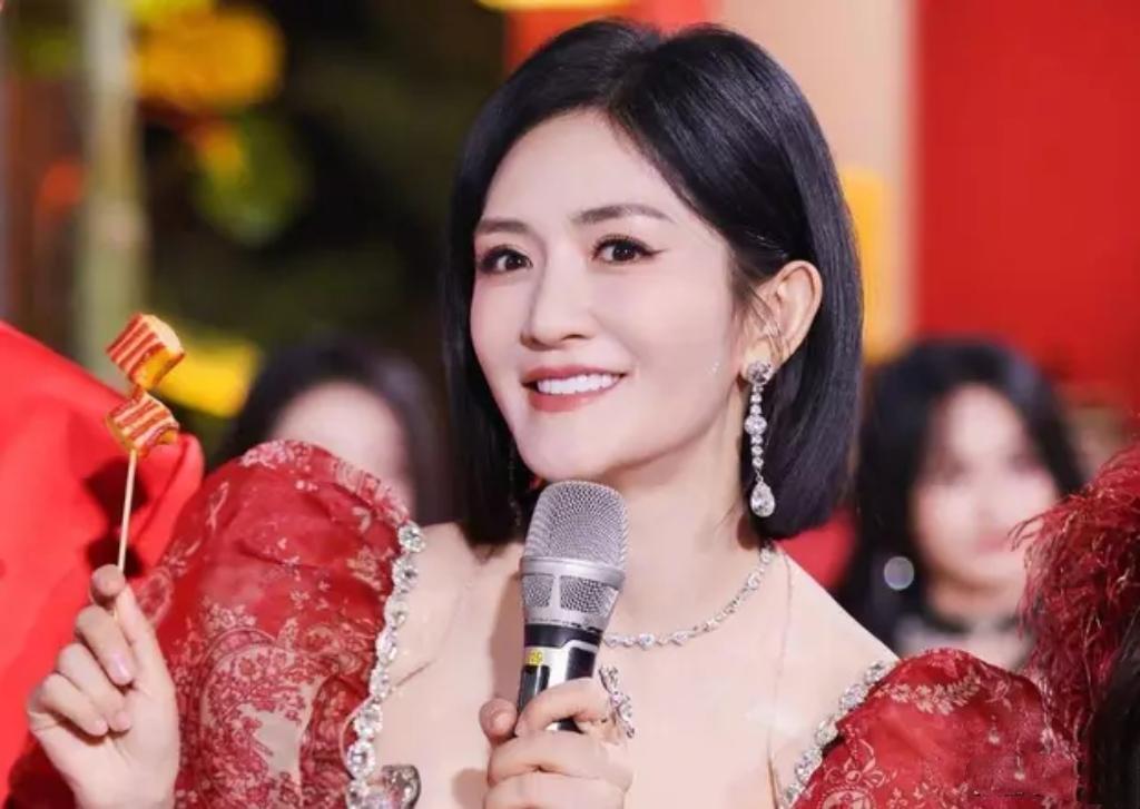 谢娜：从质疑中蜕变绽放谢娜，这位“芒果一姐”“太阳女神”，常因“跳脱”主持风