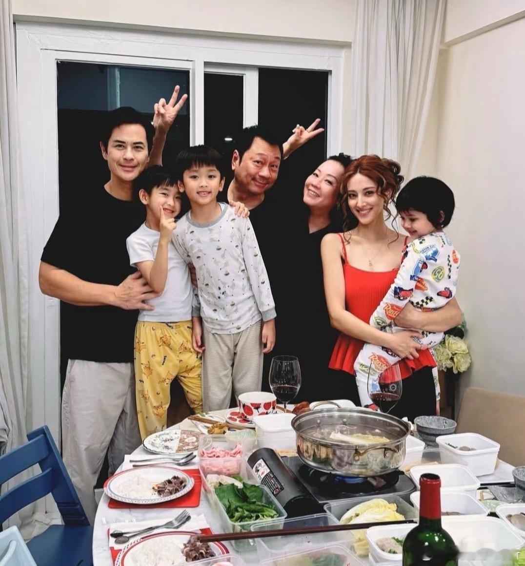 郑嘉颖一家五口和好友黎耀祥共同庆祝万圣节，两家人聚在一起吃晚餐，气氛非常热闹！郑