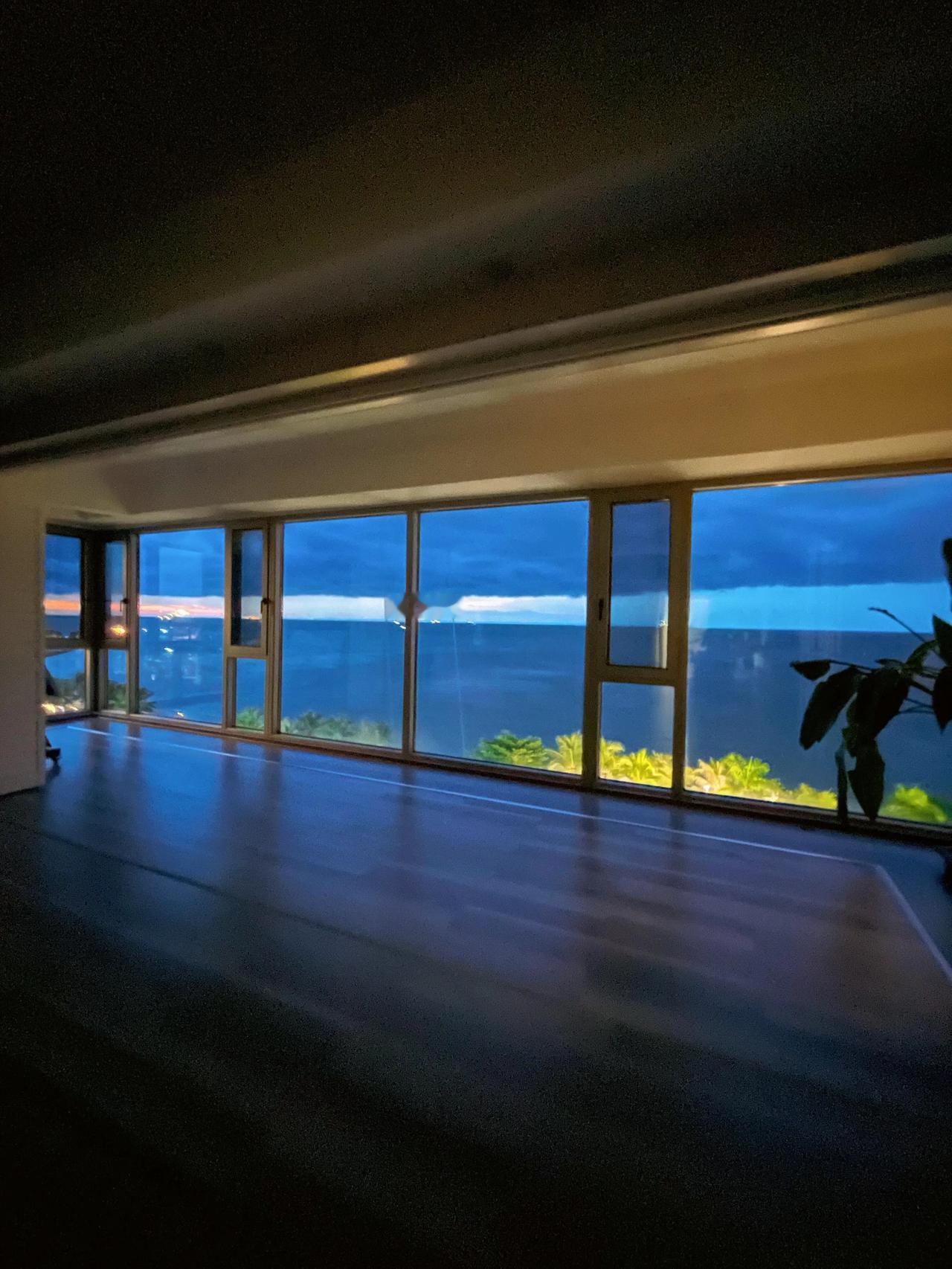 海南一女子晒出自己家，让人羡慕的不是房子的面积，而是那面几乎把大海搬进室内的落地