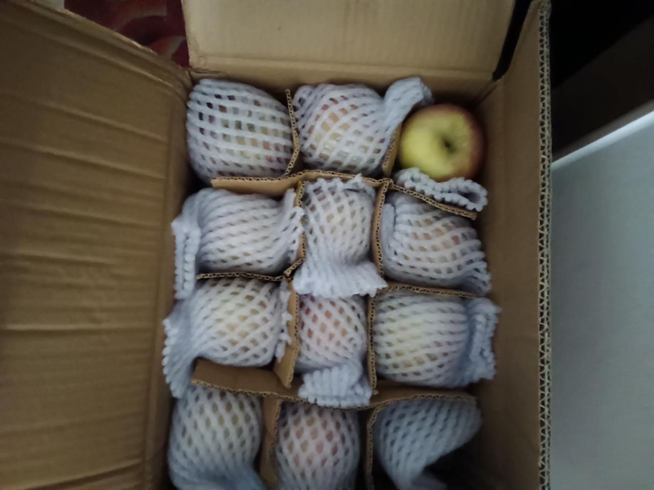 今天在网上买的5斤苹果🍎终于收到了，我迫不及待的打开箱子，看到的苹果没有想象中