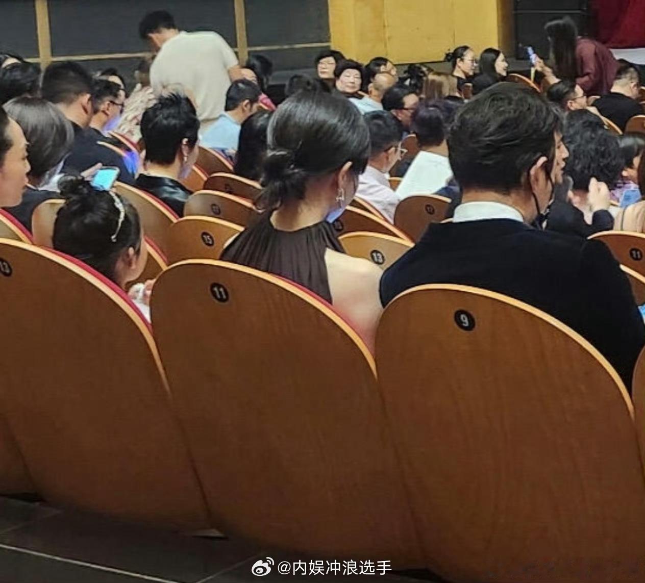 罗晋唐嫣一家三口同框罗晋唐嫣参加女儿学校活动罗晋唐嫣参加女儿学校活动，罗晋也去