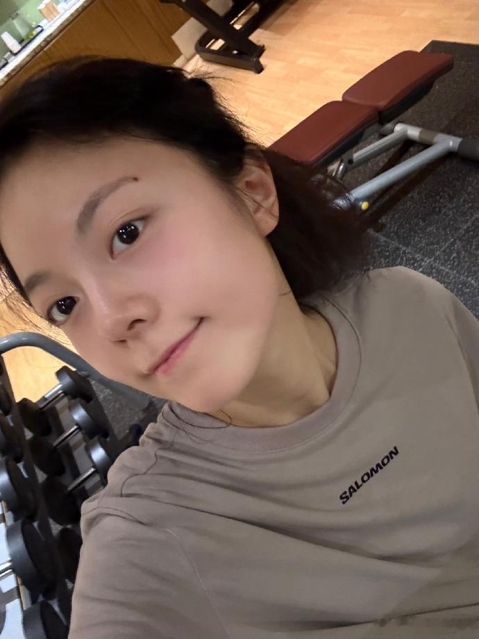赵今麦健身好自律的麦麦，好美丽的麦麦，素颜健身的赵今麦啊啊啊啊啊又爱上了[爱心]