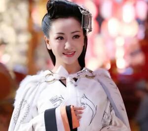 权臣霍光的夫人因身体不适不能同房，便让贴身丫鬟陪霍光就寝。霍光得知丫鬟没有名字后