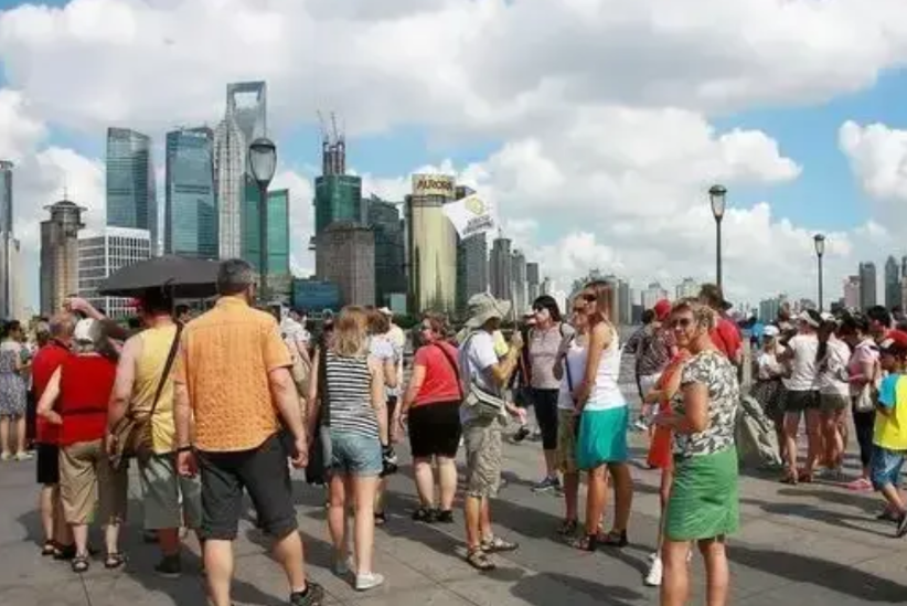 有个外地朋友不解地说，奇怪！上海除了外滩和豫园，几乎没有什么有特色的旅游资源，为